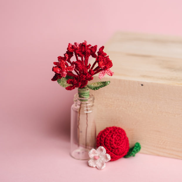 Red flowers juda pin